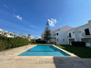 een zwembad in de achtertuin van een huis bij SA PUNTA GRAN A2 by SOM Menorca in Fornells
