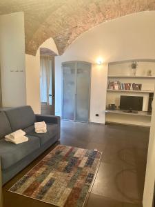 een woonkamer met een bank en een tv bij FEEL - Luxury Duomo Suite in Bergamo