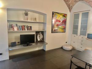 een woonkamer met een flatscreen-tv op een plank bij FEEL - Luxury Duomo Suite in Bergamo