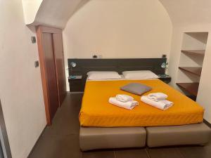 een slaapkamer met een bed met handdoeken erop bij FEEL - Luxury Duomo Suite in Bergamo