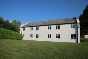 uma grande casa branca com um grande quintal em Corrib Village Apartments University of Galway em Galway