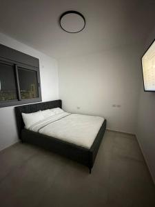 Легло или легла в стая в Elegant 3 bedroom Ocean view Condo in Kiryat Yam