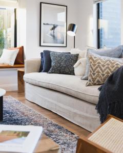 salon z kanapą z poduszkami w obiekcie Luxury 4 Bedroom Beach House with Ocean Views and Smart Technology w mieście Warrnambool
