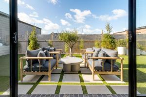 een patio met 2 stoelen en een tafel bij Luxury 4 Bedroom Beach House with Ocean Views and Smart Technology in Warrnambool