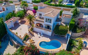 uma vista aérea de uma casa com piscina em Villa Blasco - PlusHolidays em Calpe