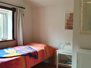 Dormitorio pequeño con cama y lavamanos en Am Sund Hus, en Ulsnis