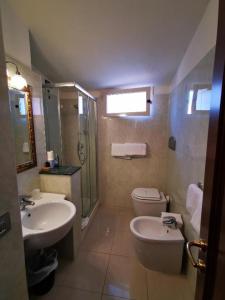 カルロフォルテにあるHotel Hieraconのバスルーム(洗面台、トイレ、シャワー付)