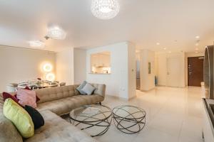 Posezení v ubytování Chic 2BR Duplex, Huge Balcony High-End Furniture - Allsopp&Allsopp