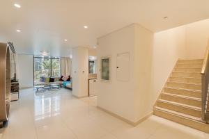Fotografie z fotogalerie ubytování Chic 2BR Duplex, Huge Balcony High-End Furniture - Allsopp&Allsopp v Dubaji