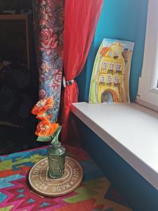 een vaas met bloemen erin zittend op een tafel bij Studio Isabel Cieplice in Jelenia Góra