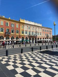 a checkered floor in front of a large building at Bel appartement de 40m² à louer in Nice