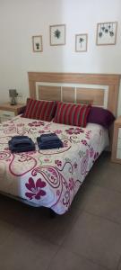 1 dormitorio con 1 cama con edredón rojo y blanco en Bungalows en Santa pola, en Santa Pola