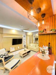 A seating area at Homestay by ViJiTa 2bedroom condo