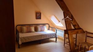 a bedroom with a bed and a window at Domaine des Aulnaies - Beauval - Mareuil sur Cher in Mareuil-sur-Cher