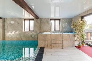 Bazén v ubytování Villa Morishka & SPA nebo v jeho okolí