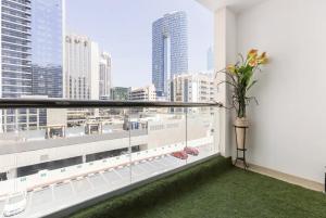 d'un balcon avec vue sur la ville. dans l'établissement 50% OFF Summer Offert, Nice w/ Balcony & Pool View, à Dubaï