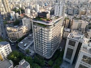 فندق ذا سمولفيل في بيروت: منظر علوي لمبنى طويل في مدينة