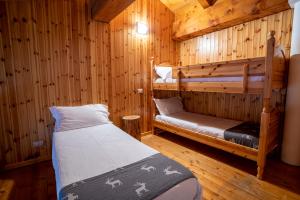 una camera con 2 letti a castello in una cabina di Il Bisteca a Morbegno
