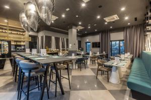 un ristorante con tavoli e sedie e un bar di Cora Hotel a Spalato (Split)