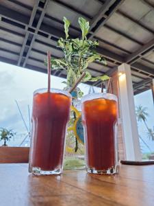 zwei Getränke auf einem Holztisch in der Unterkunft Seabreeze @ Koh Mak in Ko Mak