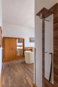 uma casa de banho com uma banheira e um lavatório em Hotel Šipka em Štramberk