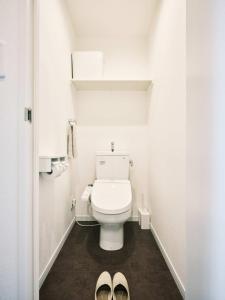 une salle de bains avec des toilettes et une paire de chaussures dans l'établissement intro vetta 1003 Free parking, à Kumamoto