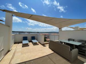 フォルネイスにあるBAHIA 28 by SOM Menorcaの屋上のパティオ(テーブル、椅子付)