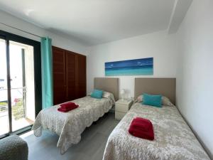 Кровать или кровати в номере BAHIA 28 by SOM Menorca