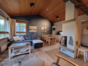 鲁卡Ruka-kuru的带沙发和壁炉的客厅