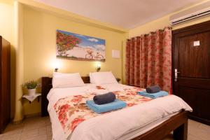een slaapkamer met een bed met twee handdoeken erop bij המקום שלי במושבה - My Place in the Colony in Zikhron Ya‘aqov