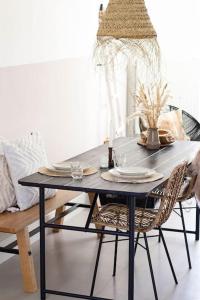 una mesa negra con 2 sillas y una mesa con platos en Slapen bij Zoet & Zilt en Middelburg