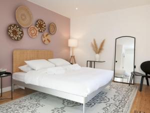 1 dormitorio con cama blanca y espejo en Pass the Keys - Beautiful designer Maisonette with Garden and BBQ en Londres