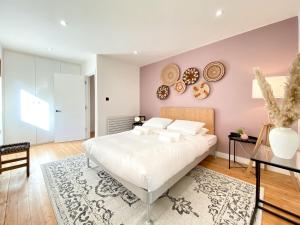 倫敦的住宿－Pass the Keys - Beautiful designer Maisonette with Garden and BBQ，卧室配有白色的床和粉红色的墙壁
