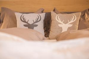 - un lit avec 2 oreillers en cerf dans l'établissement Appartements Bucher, à Brixen im Thale 38 autres photos