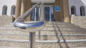 un tobogán de metal frente a un edificio en Hotel Restaurante Boabdil, en Otura