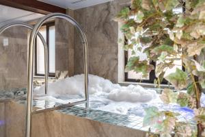 ein Bad mit einer schneebedeckten Badewanne in der Unterkunft Villa Morishka & SPA in Bukowel