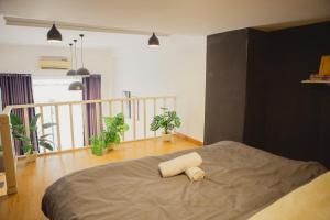 una camera con letto e un balcone con piante di Cozy Lovely Home + Netflix @District 1 ad Ho Chi Minh