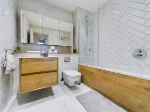 Koupelna v ubytování Luxury 2bedroom City Centre Leisure & Business Stay + 23 fotografií