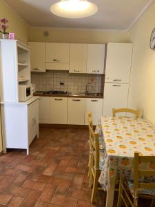 Η κουζίνα ή μικρή κουζίνα στο Dall’Artemio - appartamento a Sillico