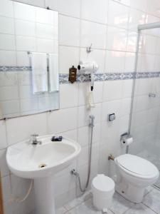 歐魯普雷圖的住宿－Casita Geraes，一间带卫生间和水槽的浴室
