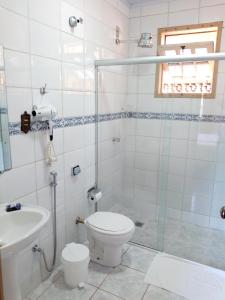 歐魯普雷圖的住宿－Casita Geraes，带淋浴、卫生间和盥洗盆的浴室