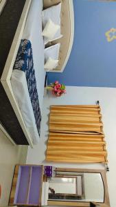 VIP Guest House Bodhgaya في جايا: غرفة بسرير ومقعد خشبي