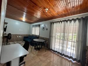 Colinas Do Sul的住宿－Casa Chapadeira，客厅配有桌子和沙发