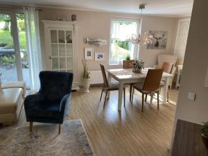 a living room with a dining room table and chairs at Schöne Wohnung im Landhausstil nahe Olpe Biggesee in Olpe