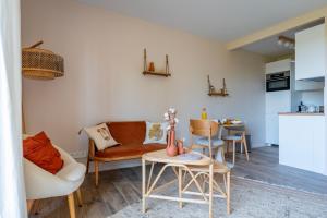 a living room with a couch and a table at Le Nichoir de la Colline - Parking & Wifi in Obernai