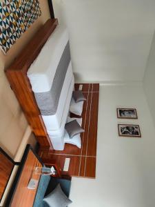 una vista aérea de una cama en una habitación en Burj Munnar en Anachal