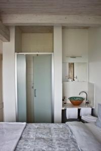 1 dormitorio con 1 cama y puerta al baño en St. Prokop Luxury Apartments 254, en Boží Dar