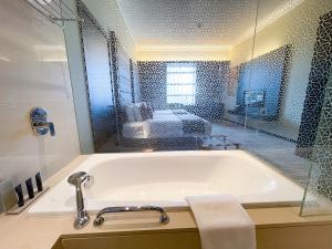 Um banheiro em Southern Sun Abu Dhabi