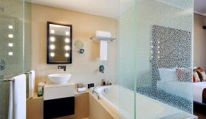 Um banheiro em Southern Sun Abu Dhabi