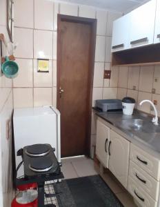 A kitchen or kitchenette at Casa condomínio paz